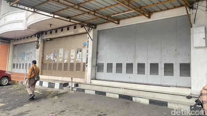 Suasana gerai iga bakar di Sukabumi milik Fitri Assiddiki, rekan wanita Heri Gunawan.