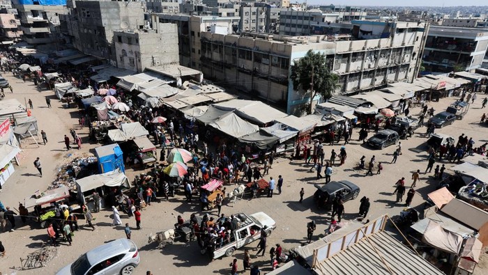 Suasana Pasar Gaza Hidup Lagi di Tengah Gencatan Senjata Palestinians shop at a market, amid a ceasefire between Israel and Hamas, in Khan Younis, southern Gaza Strip, October 20, 2025. REUTERS/Ramadan Abed