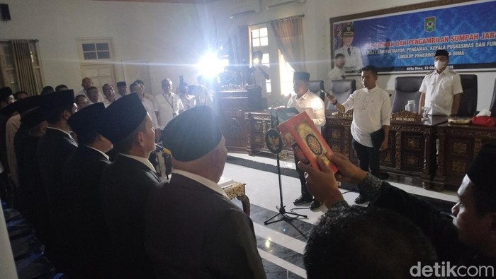 Suasana pelantikan 18 pejabat baru Pemkot Bima yang di tengah ampu mati, di ruangan utama Pemkot Bima, Rabu (22/10/2025).