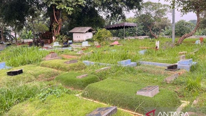 Suasana Tempat Pemakaman Umum (TPU) Kebagusan, Pasar Minggu, Jakarta Selatan yang memberlakukan sistem tumpang imbas lahan yang sudah penuh di wilayah tersebut, Jakarta, Rabu (22/10/2025).
