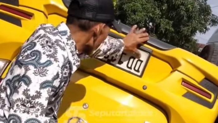Orang tidak dikenal (OTK) menyusup masuk ke rumah imam desa di Kabupaten Takalar, Sulawesi Selatan (Sulsel). Pelaku sempat menganiaya dan membekap ibu imam desa sebelum kabur meninggalkan mobil di lokasi.