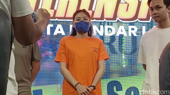 Wanita di Lampung yang tebas kelamin pacarnya saat dihadirkan dalam rilis di Mapolresta Bandar Lampung