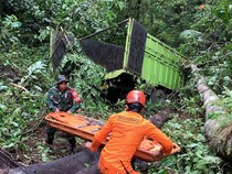 Truk Masuk Jurang Usai Diterjang Longsor di Madina, Evakuasi Sopir Hampir 1 Jam