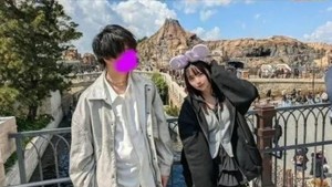 Tapi siapa sangka, pengawal pribadi yang menemani mereka ternyata adalah suami Touka sendiri. Foto: Dok. Handout/SCMP