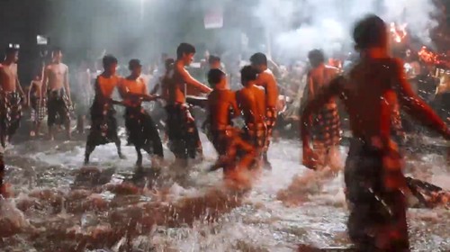 Tradisi Mebayang-bayang di Desa Adat Sengkiding, Kecamatan Banjarangkan, Klungkung. (Tangkapan layar video Youtube @pstr_mk)