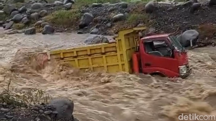 Penampakan Truk Bermuatan Batu di Probolinggo Terseret Arus Banjir