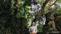 Memakai baju tradisional Bali