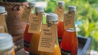 Merasakan minuman jamu alami yang menyehatkan