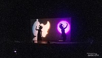 Purbasari bernyanyi pilu lagu duka yang mengiringi tubuhnya berubah karena racun kutukan.