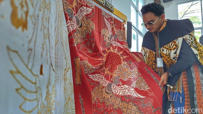 Veby Wibisana (25), seorang pengusaha batik kina di Kabupaten Bandung saat memperlihatkan karyanya.