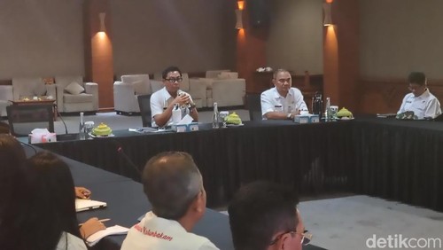 Wakil Wali Kota Denpasar I Kadek Agus Arya Wibawa saat memimpin Rakor Gotong Royong Semesta Berencana di Denpasar, Bali pada Rabu (22/10/2025).