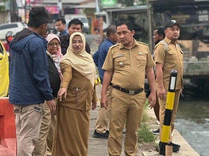 Wakil Wali Kota Depok Chandra Rahmansyah bersama Kadis PUPR Kota Depok Citra Indah Yulianty meninjau lokasi terdampak banjir di Jalan Raya Margonda, Depok, Jawa Barat.
