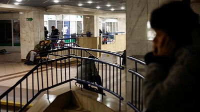 Warga Kyiv Berlindung di Stasiun Metro Saat Rudal Rusia Mengguncang Kota