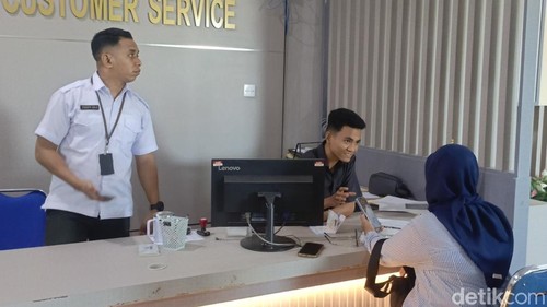 Warga mengurus paspor di Kantor Imigrasi Kupang.
