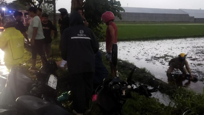 Warga menolong korban kecelakaan di jalan Pakis- Daleman, Klaten, Selasa (21/10/2025) petang.