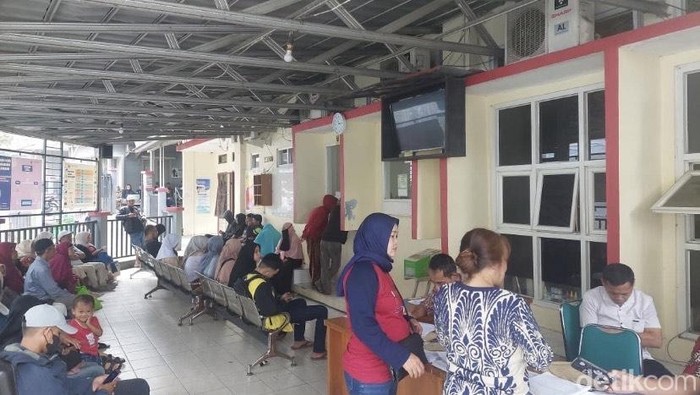 Warga saat melakukan perekaman KTP elektronik