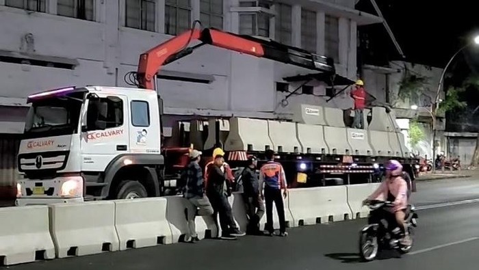 Petugas memasang water barrier di Jalan Basuki Rahmat Surabaya