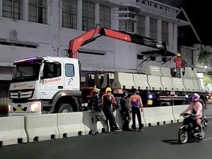 Usai Habis Dibakar Pendemo, Barier Beton Dipasang di Jalan Basra Surabaya