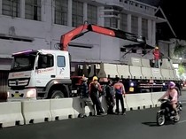 Usai Habis Dibakar Pendemo, Barier Beton Dipasang di Jalan Basra Surabaya