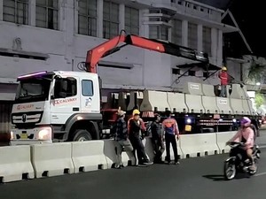 Usai Habis Dibakar Pendemo, Barier Beton Dipasang di Jalan Basra Surabaya