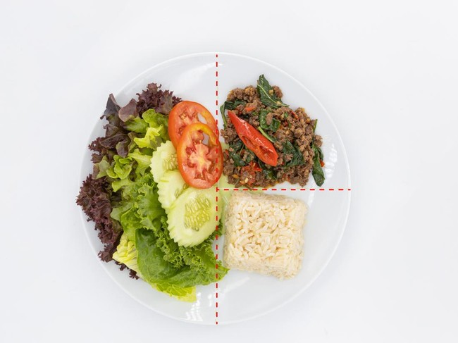 Healthy Balanced Diet, Healthy Eating Plate, Healthy Thai Basil Beef with Brown Rice and Fresh Vegetables, Thai food