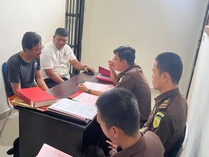 Penampakan Aditya Pembunuh Pegawai BPS Malut Saat Dilimpahkan ke Jaksa
