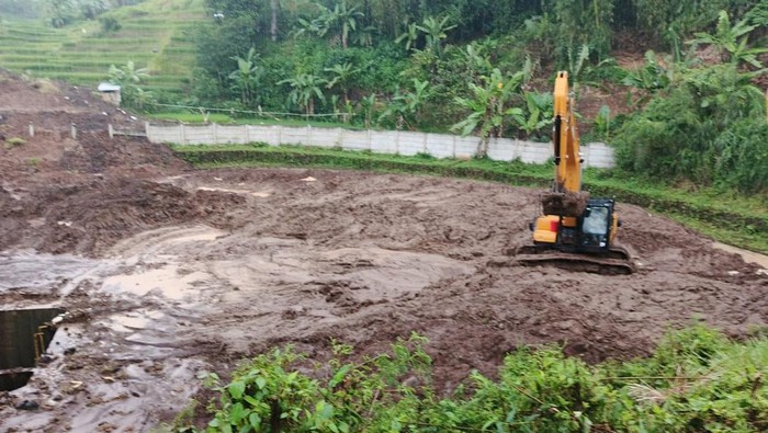 Alat berat jasa marga tangani longsor di pinggir Jalan Tol Cipularang