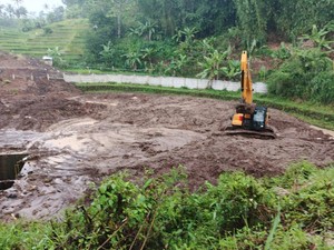 Sawah di Pinggir Tol Cipularang Longsor, Jasa Marga Pastikan Aman Dilintasi