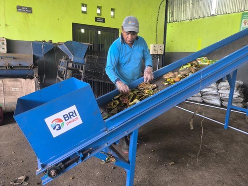 Pegawai TPS3R Pudak Mesari, Desa Darmasaba, Badung, menggunakan belt conveyor pemberian BRI.