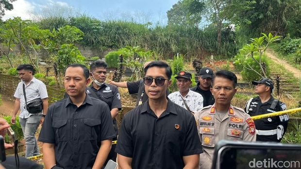 Polres Metro Depok menyelidiki kasus bocah laki-laki tewas dianiaya ibu tirinya di Kabupaten Bogor, Jabar. Saksi-saksi mengaku melihat korban banyak terluka sebelum tewas. (Devi P/detikcom)