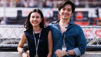 Angga Yunanda memberi penjelasan soal follow 1 akun istrinya. Iya, gak ada yang lain. Itu sebenarnya aku sudah mulai di socmed yang lain, ada TikTok, Instagram, Twitter. Nah di TikTok dan Twitter tuh aku sudah duluan cuma follow Shenina. Kalau di IG karena kan paling banyak di-notice, kira-kira kapan ya momen yang pas, akhirnya mutusin pas di pernikahan itu, ujarnya di YouTube Maia AlElDul TV dilihat pada Kamis (23/10/2025). (Foto: dok Instagram angga)