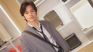 Angga Yunanda masih memesona pada 2025. Meskipun tahun ini gak banyak ambil job, nama suami Shenina Cinnamon ini tetap mencuri perhatian. Jelang akhir 2025, Angga muncul lewat proyek film terbaru yang bakal tayang 2026, yakni Para Perasuk. Foto: dok Instagram angga