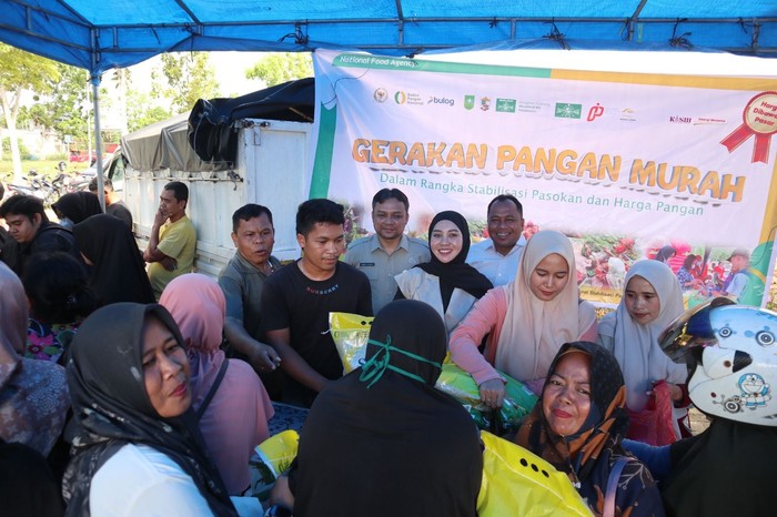 Anggota DPD RI Sewitri Gelar Gerakan Pangan Murah di Pelalawan