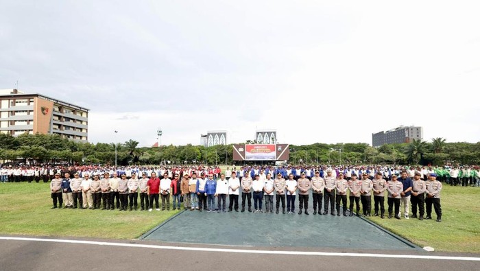 Apel Kebangsaan bareng serikat pekerja dan buruh di Mapolda Jatim. Kapolda Irjen Nanang Avianto bersepakat bersama serikat pekerja untuk menjaga kamtibmas.