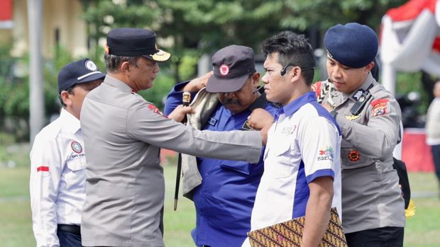 Apel Kebangsaan bareng serikat pekerja dan buruh di Mapolda Jatim. Kapolda Irjen Nanang Avianto bersepakat bersama serikat pekerja untuk menjaga kamtibmas.