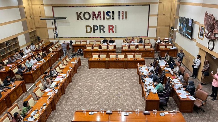 Komisi III DPR menerima audiensi tentang polemik akses musala di perumahan Bekasi, Kamis (23/10/2025).