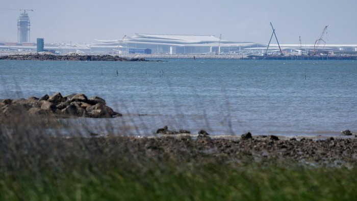 Bandara Baru Xiamen Terlihat dari Pulau Kinmen Pemandangan pembangunan bandara baru di Xiamen, Tiongkok, tampak jelas dari Pulau Kinmen, Rabu (22/10/2025). Proyek bandara yang tengah dikerjakan di pesisir tenggara Provinsi Fujian itu menjadi salah satu infrastruktur strategis Tiongkok untuk memperkuat konektivitas udara di kawasan selatan. REUTERS/Ann Wang