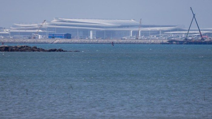 Bandara Baru Xiamen Terlihat dari Pulau Kinmen Pemandangan pembangunan bandara baru di Xiamen, Tiongkok, tampak jelas dari Pulau Kinmen, Rabu (22/10/2025). Proyek bandara yang tengah dikerjakan di pesisir tenggara Provinsi Fujian itu menjadi salah satu infrastruktur strategis Tiongkok untuk memperkuat konektivitas udara di kawasan selatan. REUTERS/Ann Wang