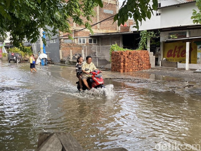 Banjir di Jalan Nogososro, Kelurahan Tlogosari Kulon, Kecamatan Pedurungan, Kota Semarang, Kamis (23/10/2025). Warga mulai mengungsi.