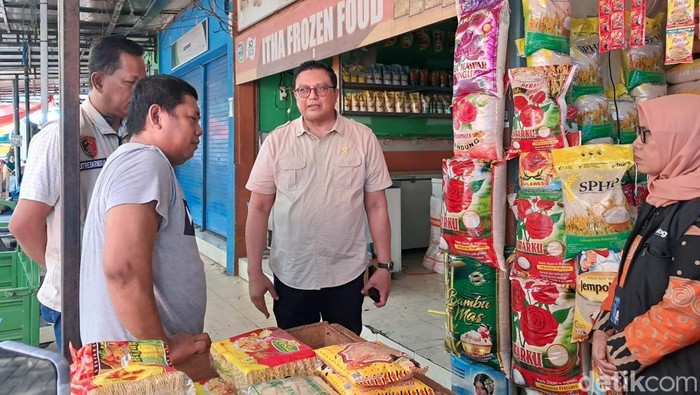 Bapanas melakukan sidak pengendalian harga beras di Pasar Pabaeng-baeng Makassar.