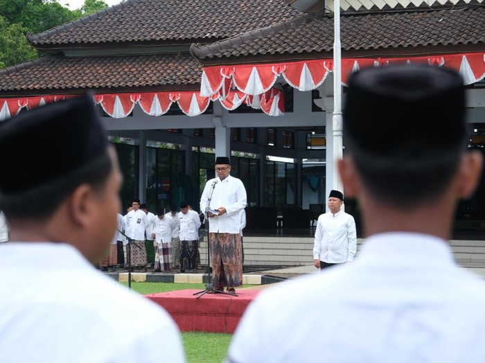 Bupati Batang, M Faiz Kurniawan, menjadi pembina upacara Hari Santri di halaman Pendopo Kabupaten Batang, Rabu (22/10/2025)