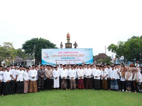 Bupati Batang, M Faiz Kurniawan, menjadi pembina upacara Hari Santri di halaman Pendopo Kabupaten Batang, Rabu (22/10/2025)