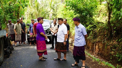 Bupati Buleleng, I Nyoman Sutjidra, bersama Wabup Buleleng, Gede Supriatna, meninjau progres pengerjaan proyek jalan Petandakan-Pegadungan, Kamis (23/10/2025). (Dok. Pemkab Buleleng)