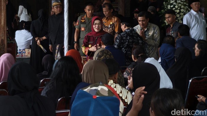 Bupati Sukoharjo Etik Suryani, saat melayat Anom Suroto di Desa Makamhaji, Kecamatan Kartasura, Kabupaten Sukoharjo, Kamis (23/10/2025).