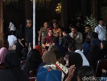 Politisi-Seniman Melayat ke Rumah Duka Anom Suroto di Sukoharjo