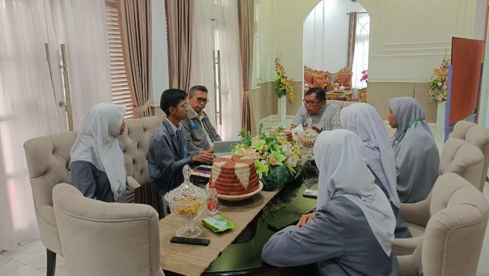 Bupati Takalar Firdaus saat menerima siswa SMA yang meraih prestasi pada ajang Demo Day (Gelar Karya) Generasi Terampil Sulsel 2025. Dokumen Istimewa