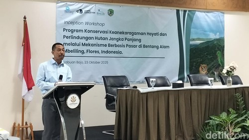 Flores Programme Manager Burung Indonesia, Tiburtius Hani, dalam Inception Workshop di Labuan Bajo, Manggarai Barat, NTT, Kamis  (23/10/2025).