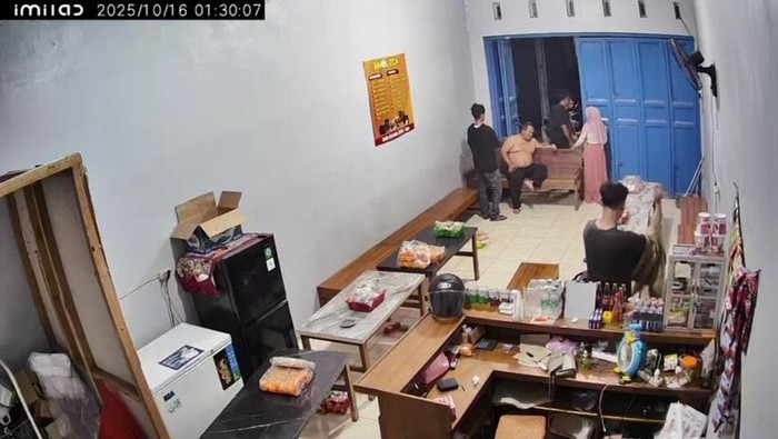 Rekaman CCTV sekelompok orang membuat onar di warung Kecamatan Jakenan, Pati, Kamis (23/10/2025).