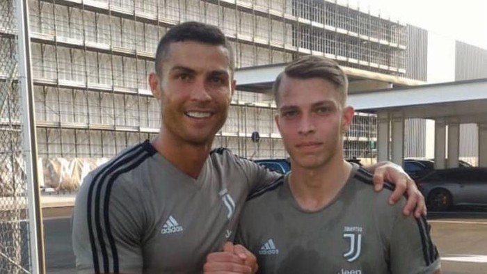 Cenderim Kameraj, mantan pemain Juventus yang kini sudah gantung sepatu dan alih profesi sebagai pekerja konstruksi.