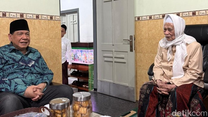 Chairul Tanjung saat silaturahmi bertemu dengan KH Muhammad Anwar Mansur, kiai sepuh pengasuh Pondok Pesantren Lirboyo, Kediri.